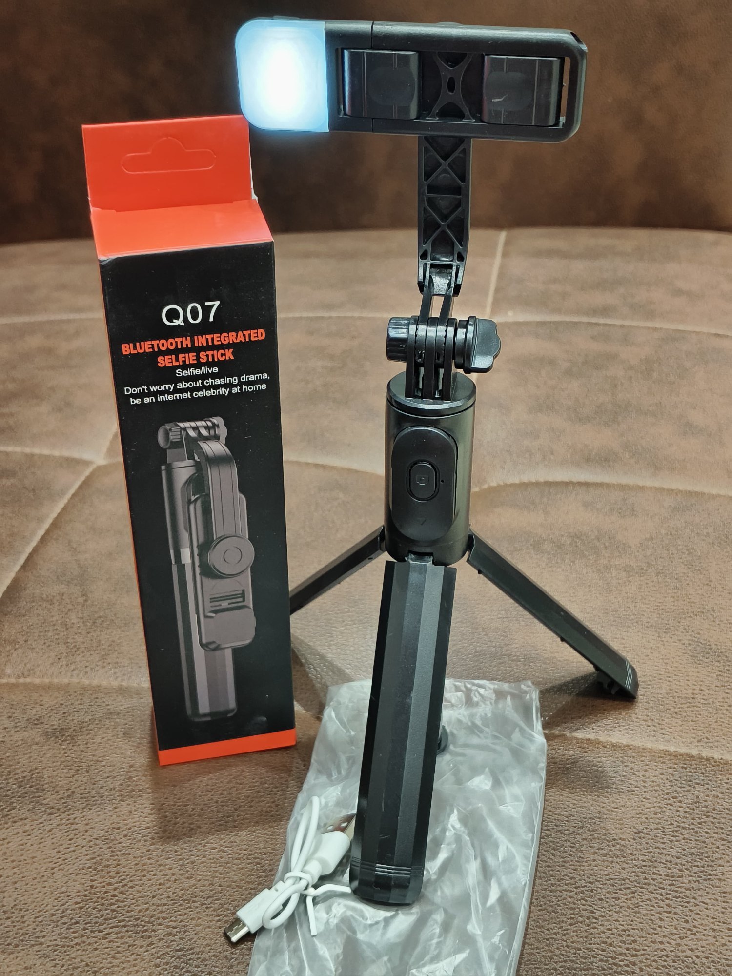 Picture of Q07 Selfie Stick Foldable Mini Tripod with Fill Light Bluetooth Remote Shutter Retractable Rod for Phone (100cm)