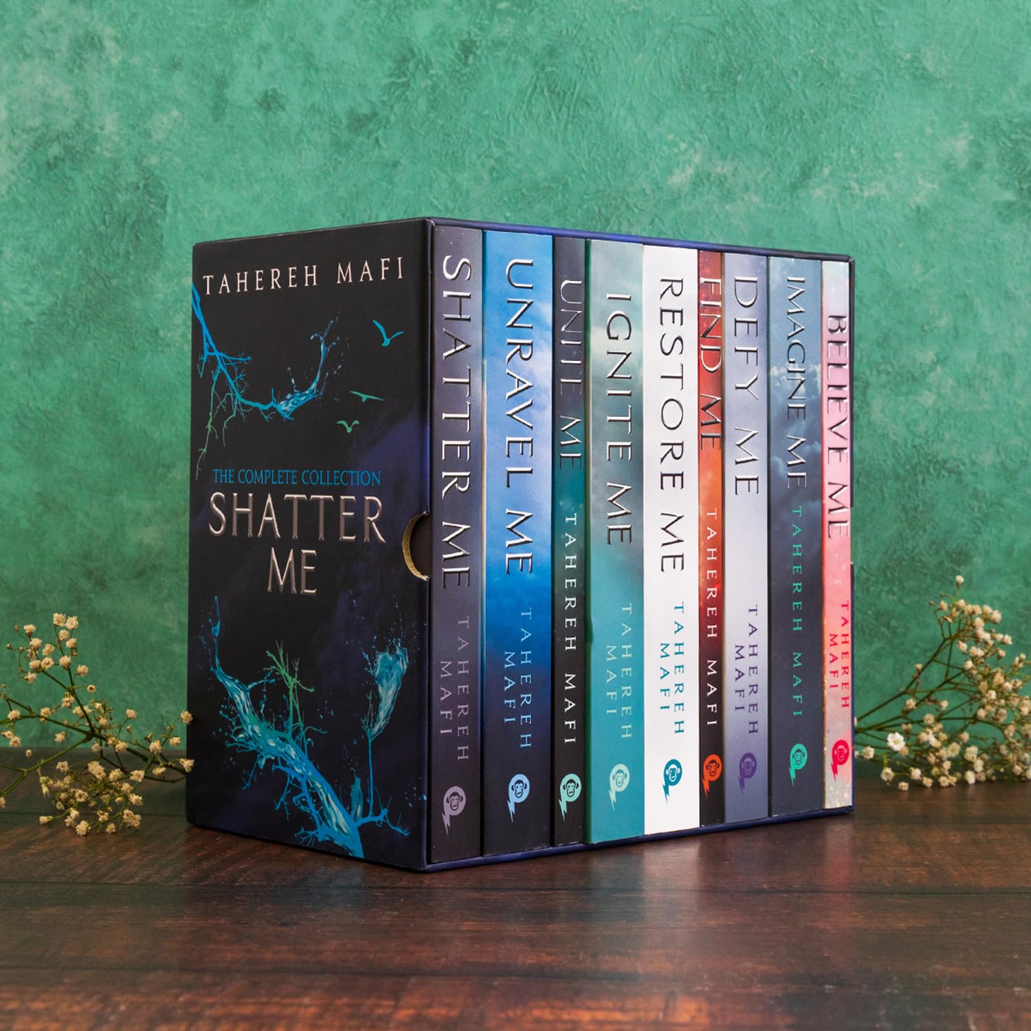 Picture of SHATTER ME THE COMPLETE COLLECTION 9 VOLUMES . (Paperback )