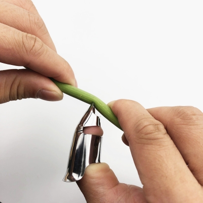 Picture of Peeling Edamame Artifact Armor Set Stainless Steel Finger Picking Device, Vegetable Cutter, Hand Guard, Iron Nail Sheller