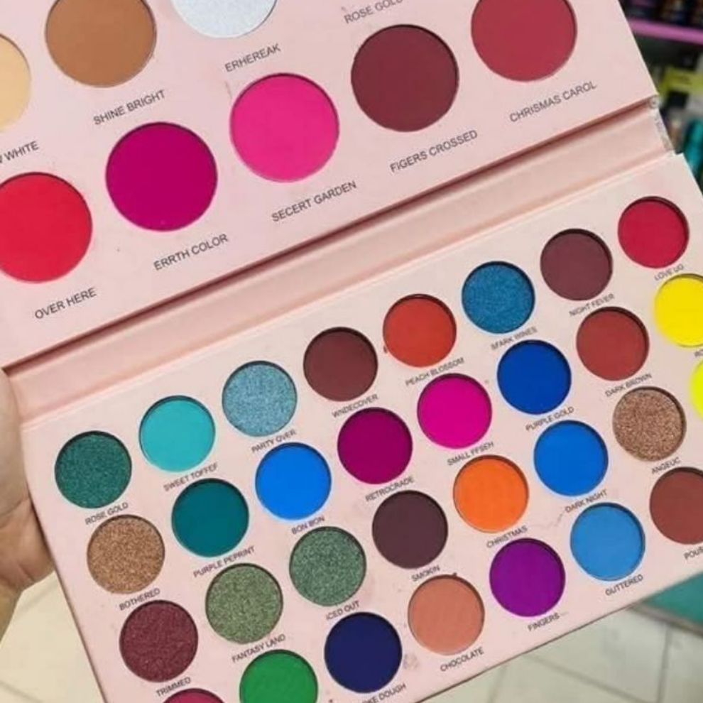 Picture of Gelanzi 3-in-1 makeup palette. It is a versatile palette