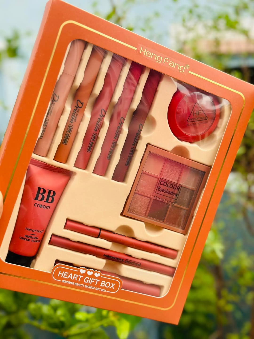 Picture of Heng Fang   is a makeup set