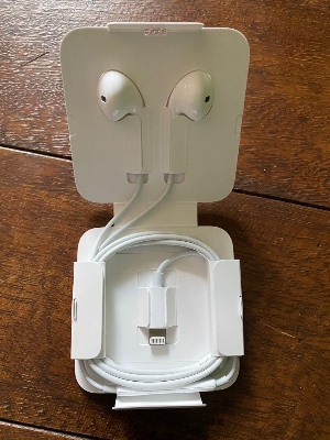 Picture of Apple Lightning Earpods in-Ear Wired Earphones for iphone 14/13/12/11/