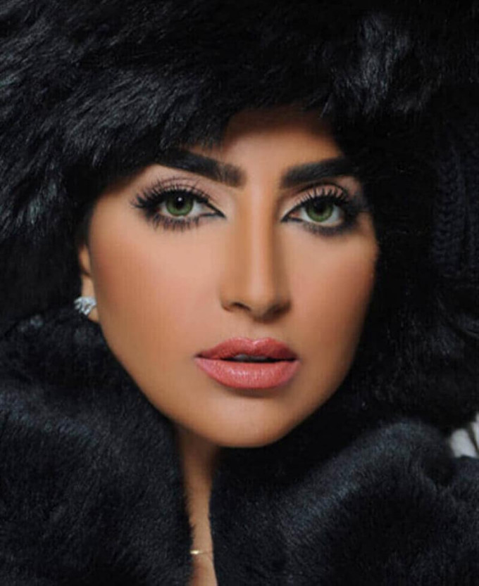Picture of Bella Caribbean Green Diamond Color Contact Lens with Kit Box. Bella Diamond Series. #Caribbean.Gr.ee.n