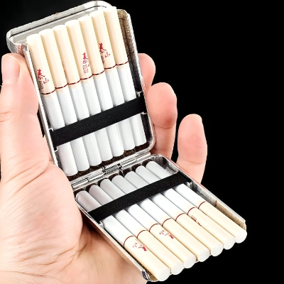 Picture of Retro Carved Ci@garette Case Luxurious Ci@garette Holder Metal Pocket Storage Box for 14 Ci@garettes Accessories