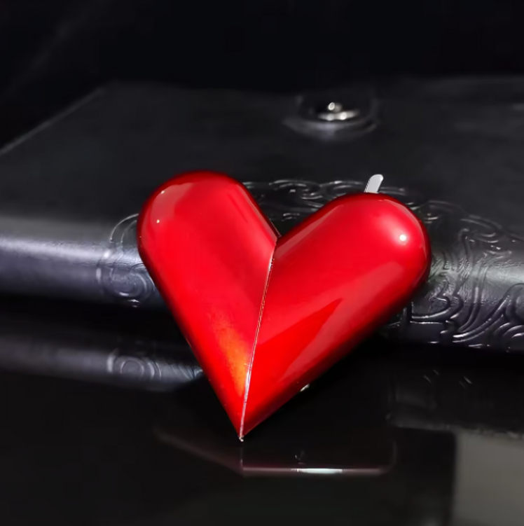 Picture of New Personalized Heart Creative Metal Gas Lighter, Outdoor Portable Lighter, Lovers Gifts