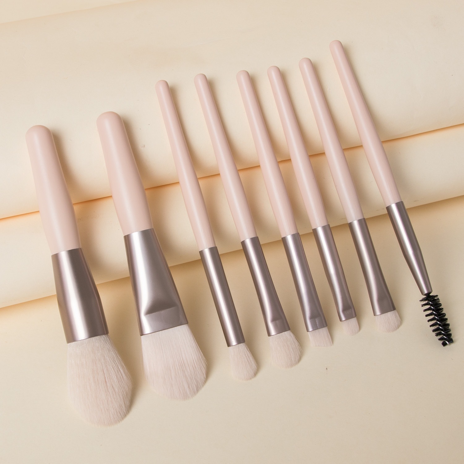 Picture of portable mini 8 pisce soft makeup brush set