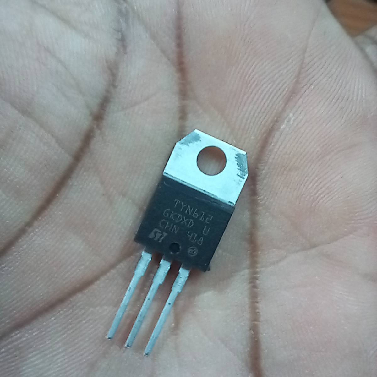Picture of Low Price TYN612 IC Thyristor 12A 600V Unidirectional TYN612 SCR Thyristor TO-220 Silicon Control Rectifier Transistor 3 Pin Leads IC