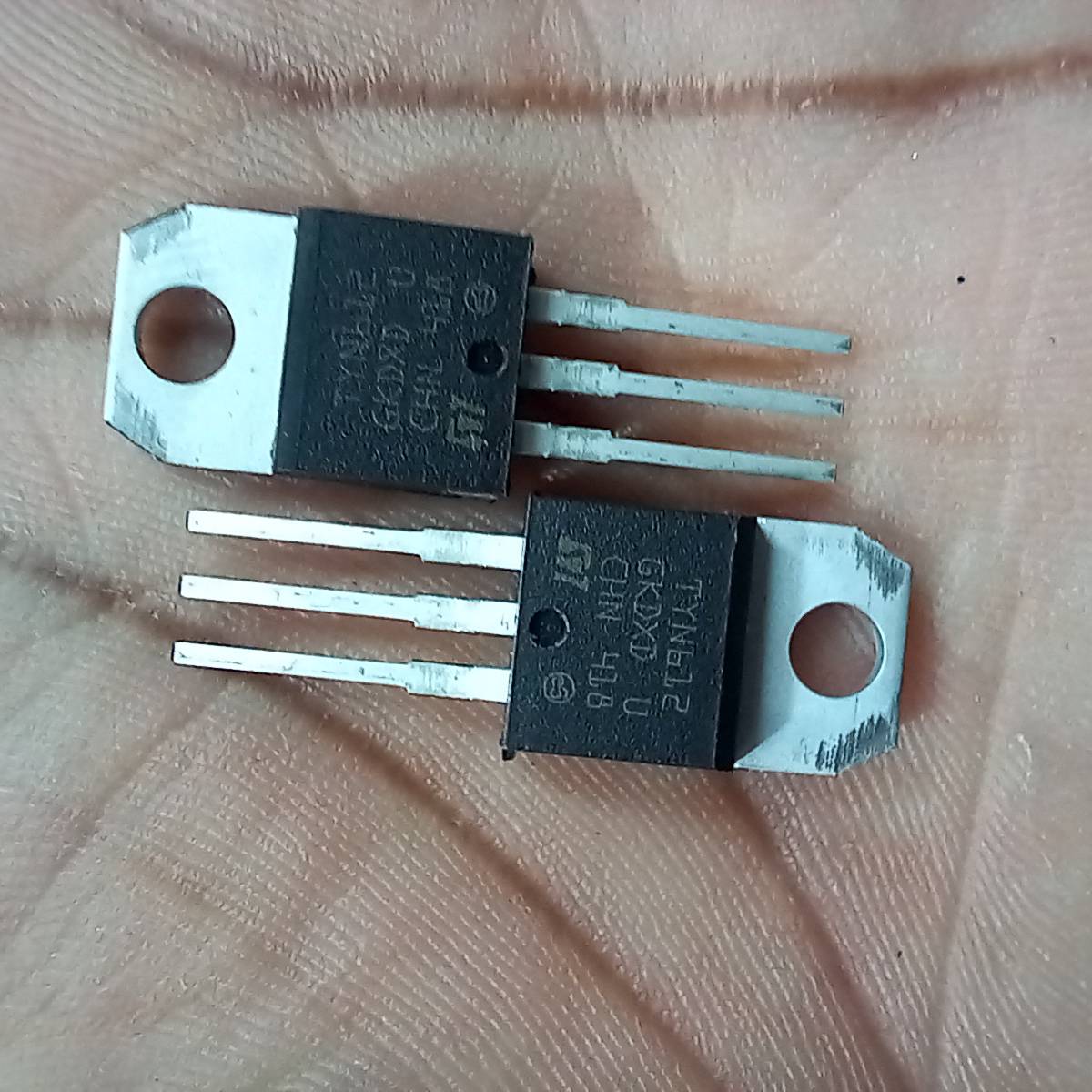 Picture of Low Price TYN612 IC Thyristor 12A 600V Unidirectional TYN612 SCR Thyristor TO-220 Silicon Control Rectifier Transistor 3 Pin Leads IC