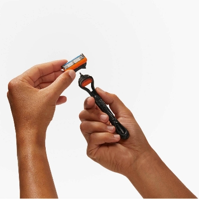 Picture of Gillette Fusion5 Manual Razor Handle With 2 Razor Blade Refills, For A Smooth, Long Lasting Shave