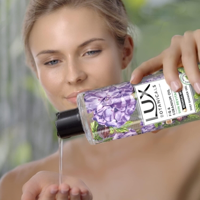 Picture of Botanicals Fig & Geranium Oil Skin Revitalise body wash made with 94% ingredients of natural origin Daily Shower Gel for balanced and renewed skin  500 ml