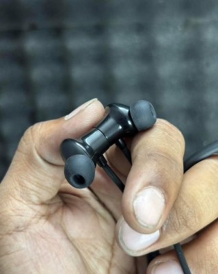 Picture of VALDUS Bluetooth Neckband Headset Wireless Earphones with Microphone Comfortable Wearing for Sports And Travel