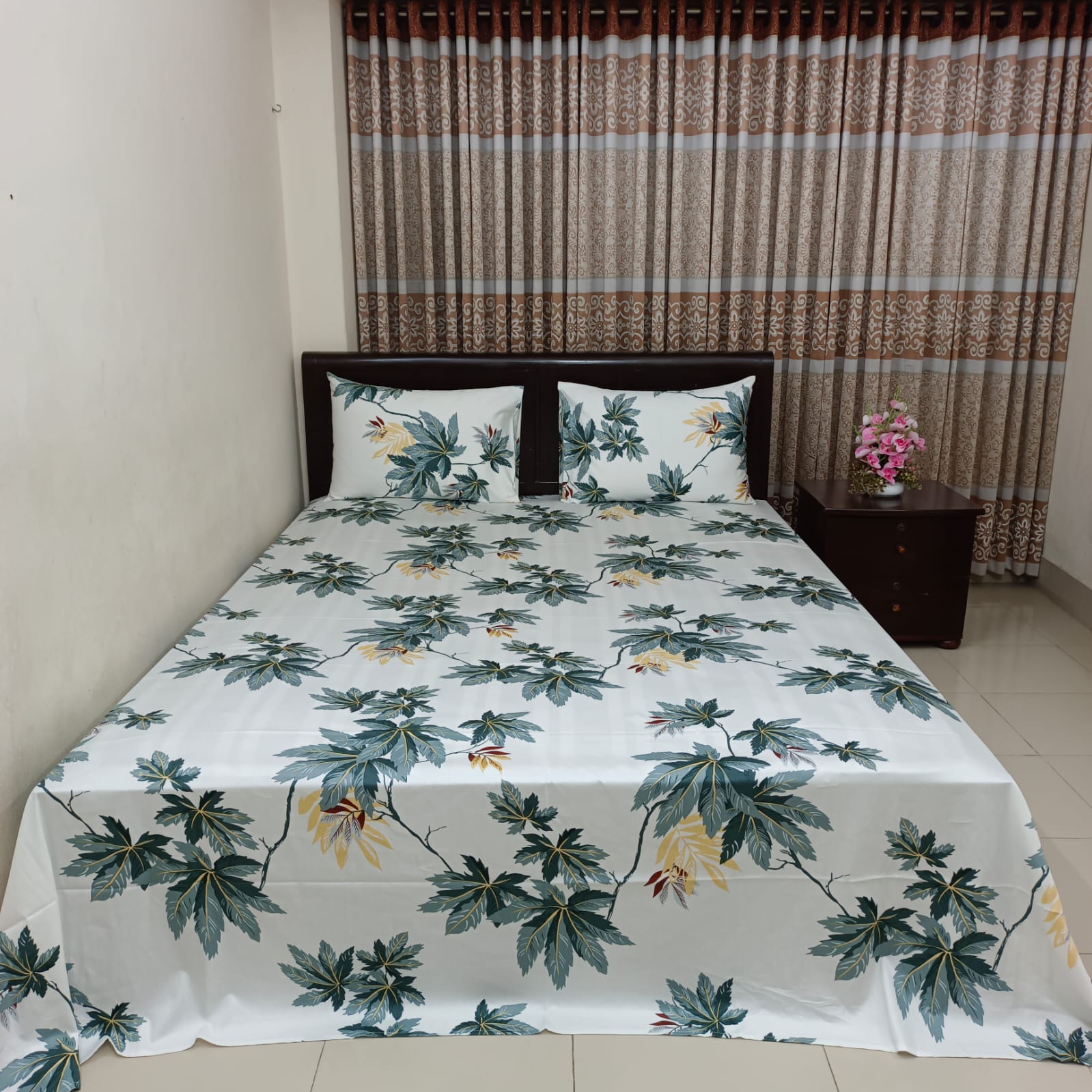 Picture of 30/30 Count Luxury Exclusive Bedsheet – King Size – 3 Pecs Set – White Leaf