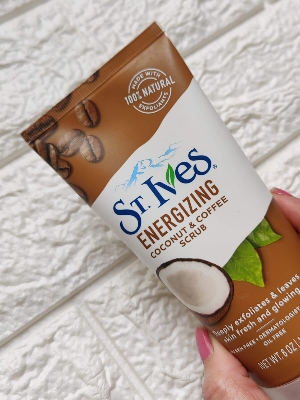 Picture of International USA product ST Ives ENERGIZING face scrub - 170 GM