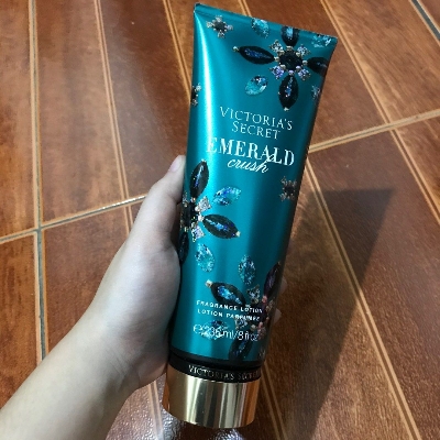 Picture of international USA product skin care Victoria Secret Emerald Crush body lotion used for female - 236 ml