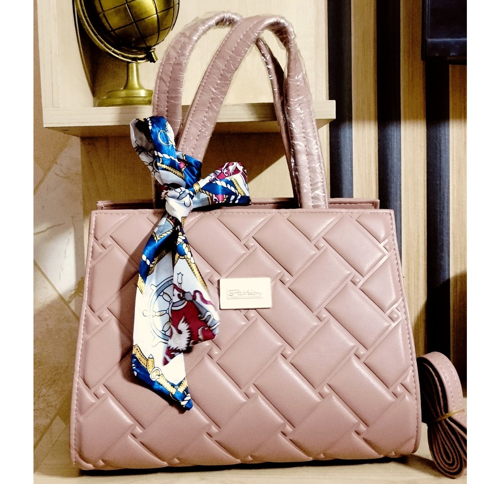 Picture of Fashionable Ladies Luxury Bag