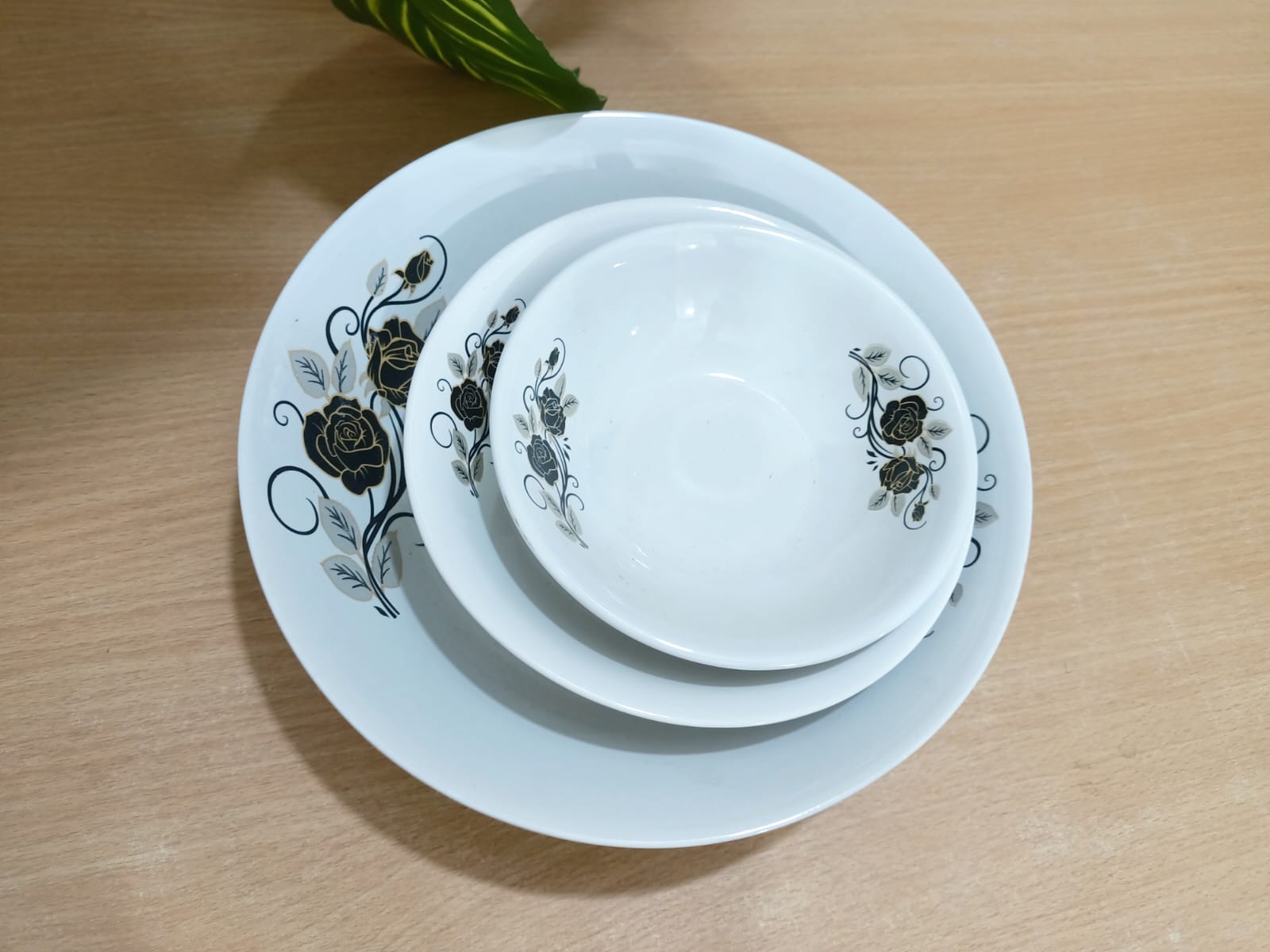 Picture of 27 pieces white black dinner set