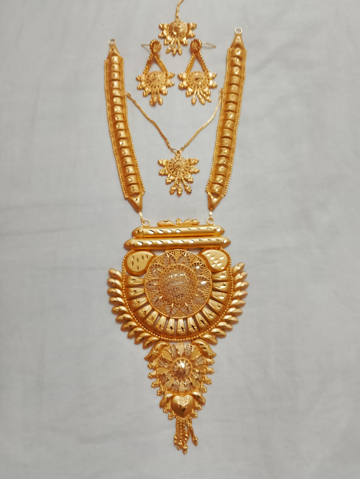 Picture of 24K GOLD PLATED FINE NEW NECKLACES.