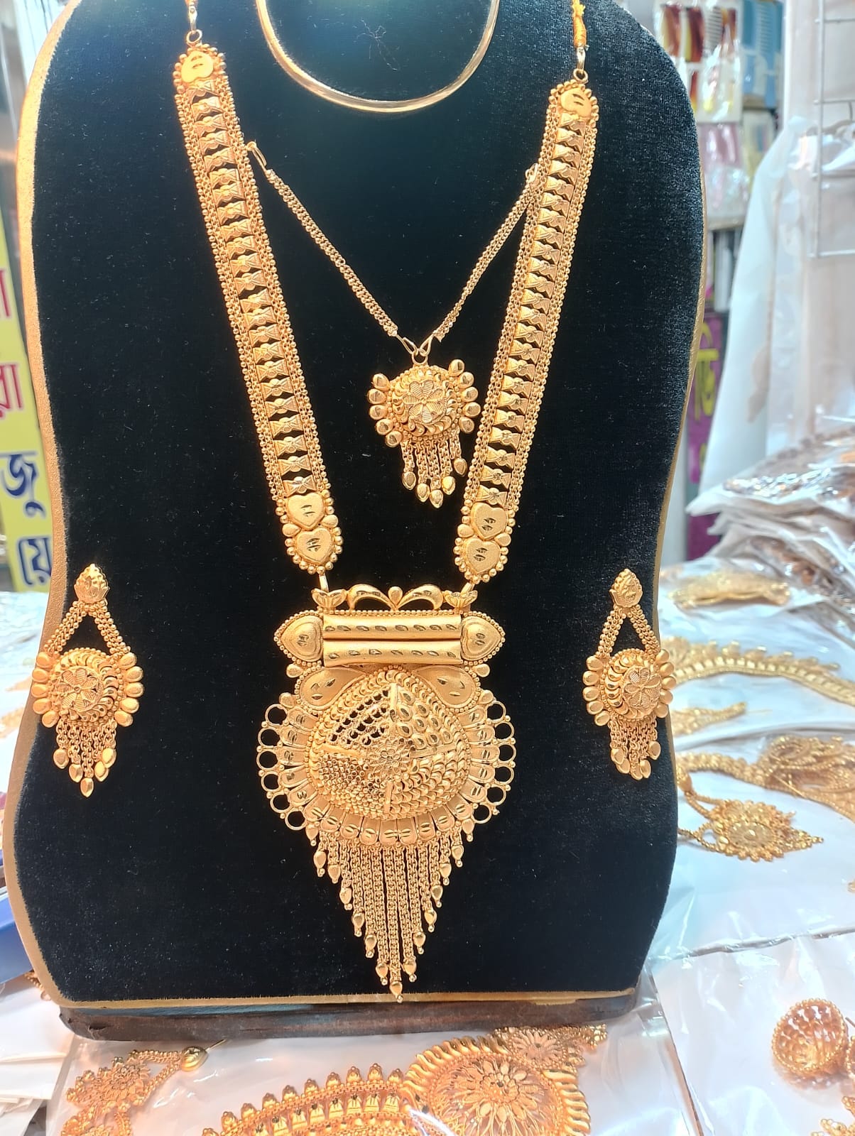 Picture of 24K GOLD PLATED FINE NEW NECKLACES.
