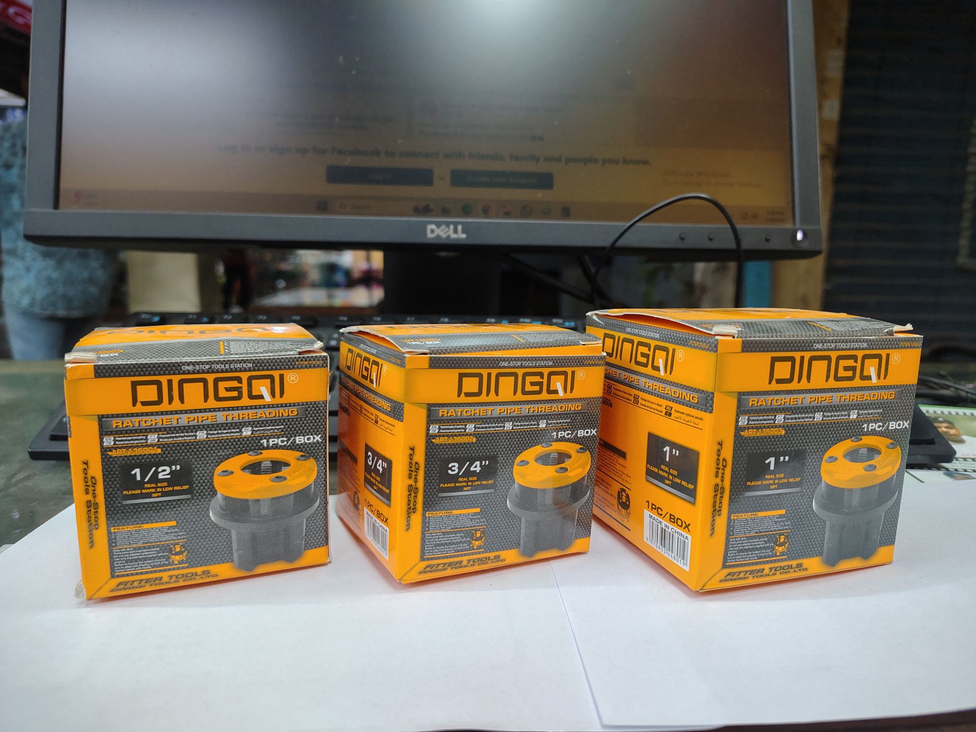 Picture of DINGQI 1/2" PIPE THREADING & PVC CUTTER, RATCHET DIE STOCKS-136001