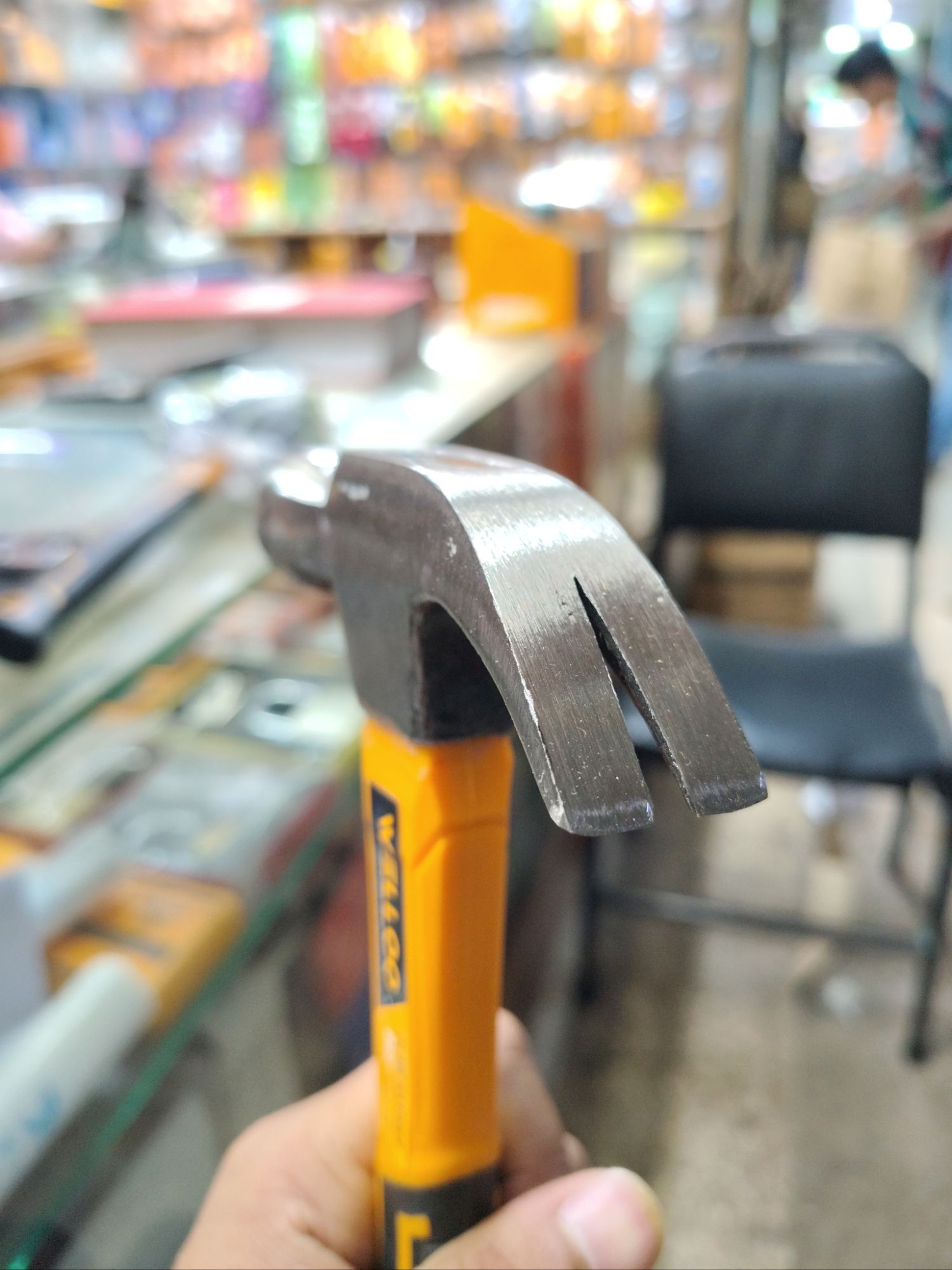 Picture of WELLOO 8oz Claw Hammer For Multifunctional Usage CHM2208 🛠️🔨