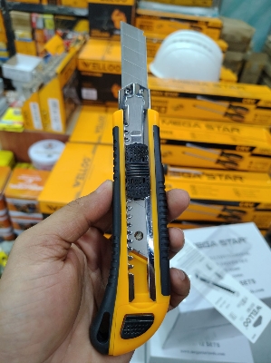 Picture of WELLOO Utility Cutter Foldable NT Cutter with 3 Blades – UKN1803 🔪🛠️📦