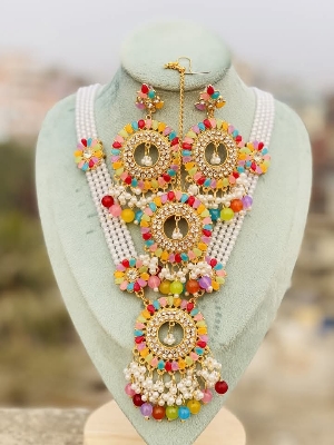Picture of Hyderabadi pearl Kundan choker necklace set.  Picture of Hyderabadi pearl Kundan choker necklace set.