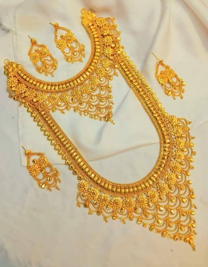 Picture of Traditional Rani Padmavati Kundan Pearl Studded Bridal Choker with Earrings Maang Tikka Jewellery Gift Set for Women