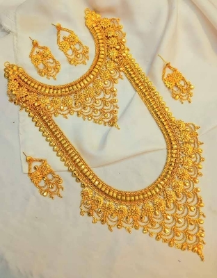 Picture of Traditional Rani Padmavati Kundan Pearl Studded Bridal Choker with Earrings Maang Tikka Jewellery Gift Set for Women