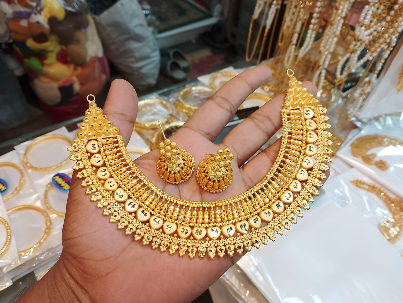 Picture of Exclusive gold palated jewellery set Picture of Exclusive gold palated jewellery set