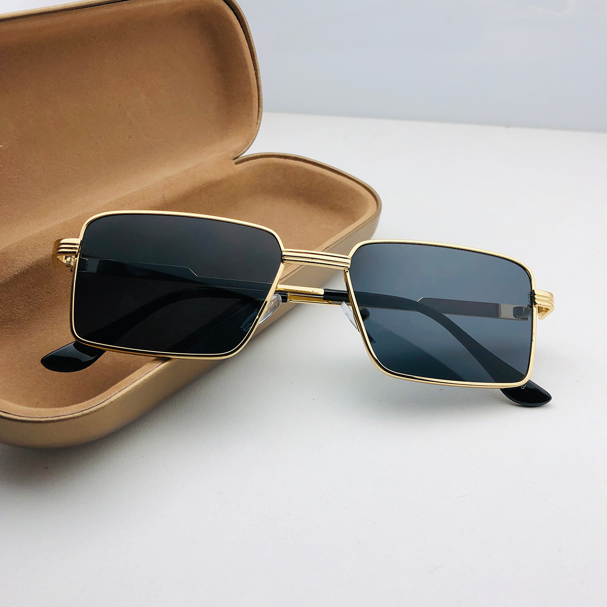 Picture of New fashionable and classic sunglasses for men and women, ideal for outdoor activities Picture of New fashionable and classic sunglasses for men and women, ideal for outdoor activities