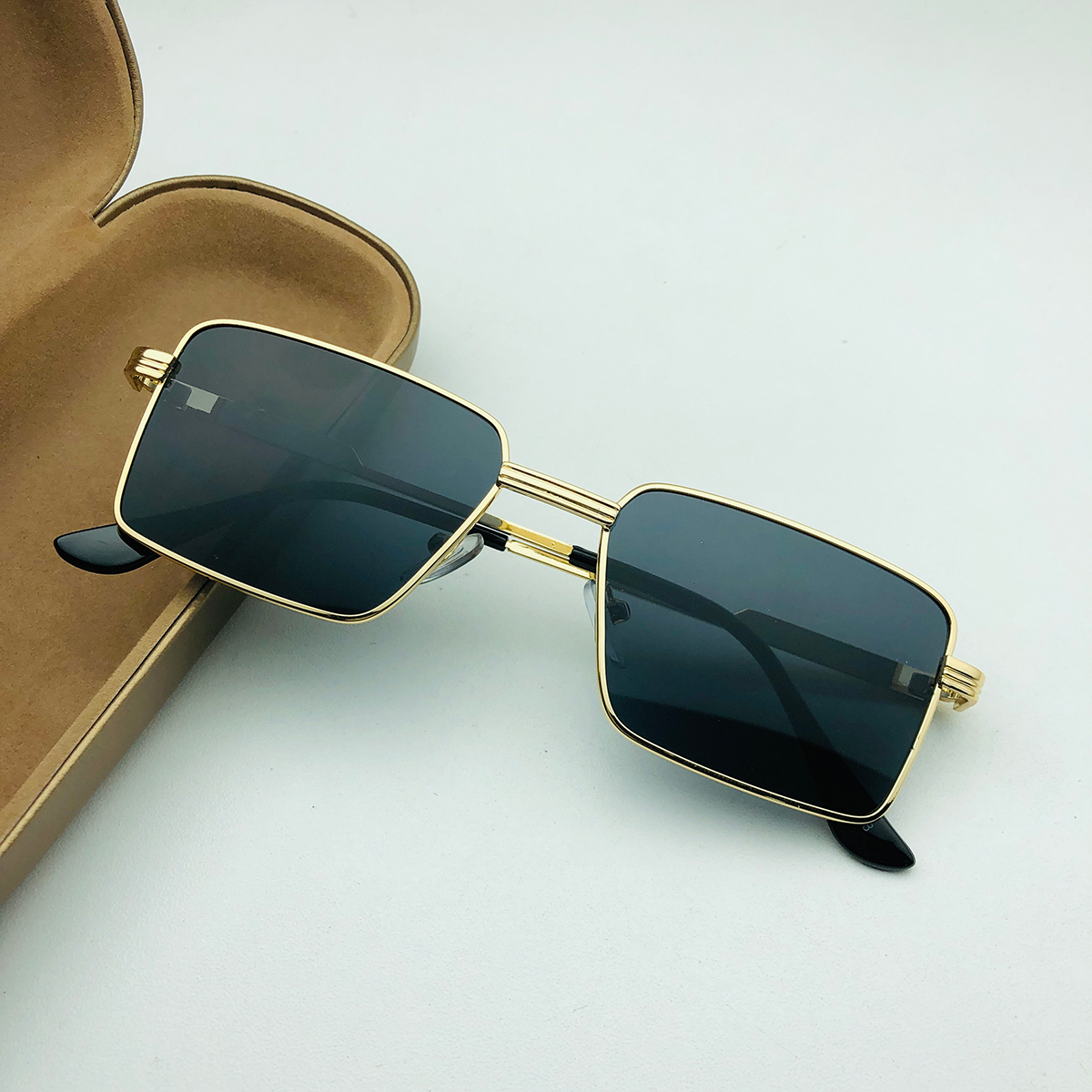 Picture of New fashionable and classic sunglasses for men and women, ideal for outdoor activities Picture of New fashionable and classic sunglasses for men and women, ideal for outdoor activities