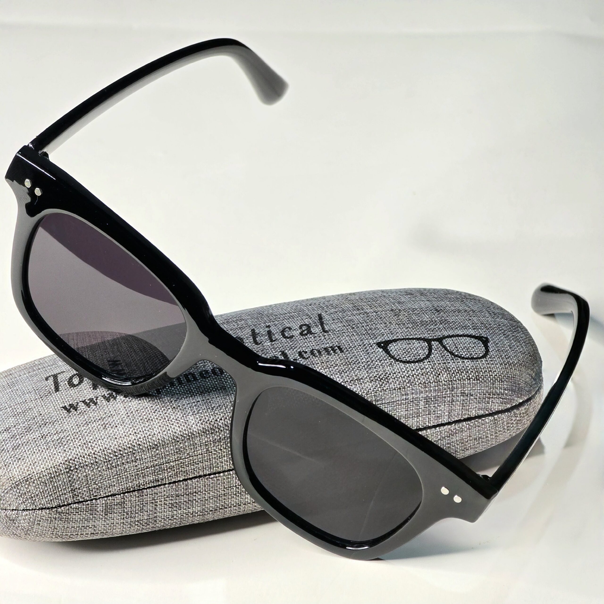 Picture of Tandy V Shade Round Shape Sunglass For Man Picture of Tandy V Shade Round Shape Sunglass For Man