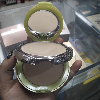 Picture of Garnier visible whitening face powder SPF 25 PA++ - 10 gm