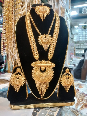 Picture of Beautiful Choker Necklace ,Traditional Fashion Wedding/Party Bridal Choker Necklace Earrings & Tikli. Jewellery Set For Women.