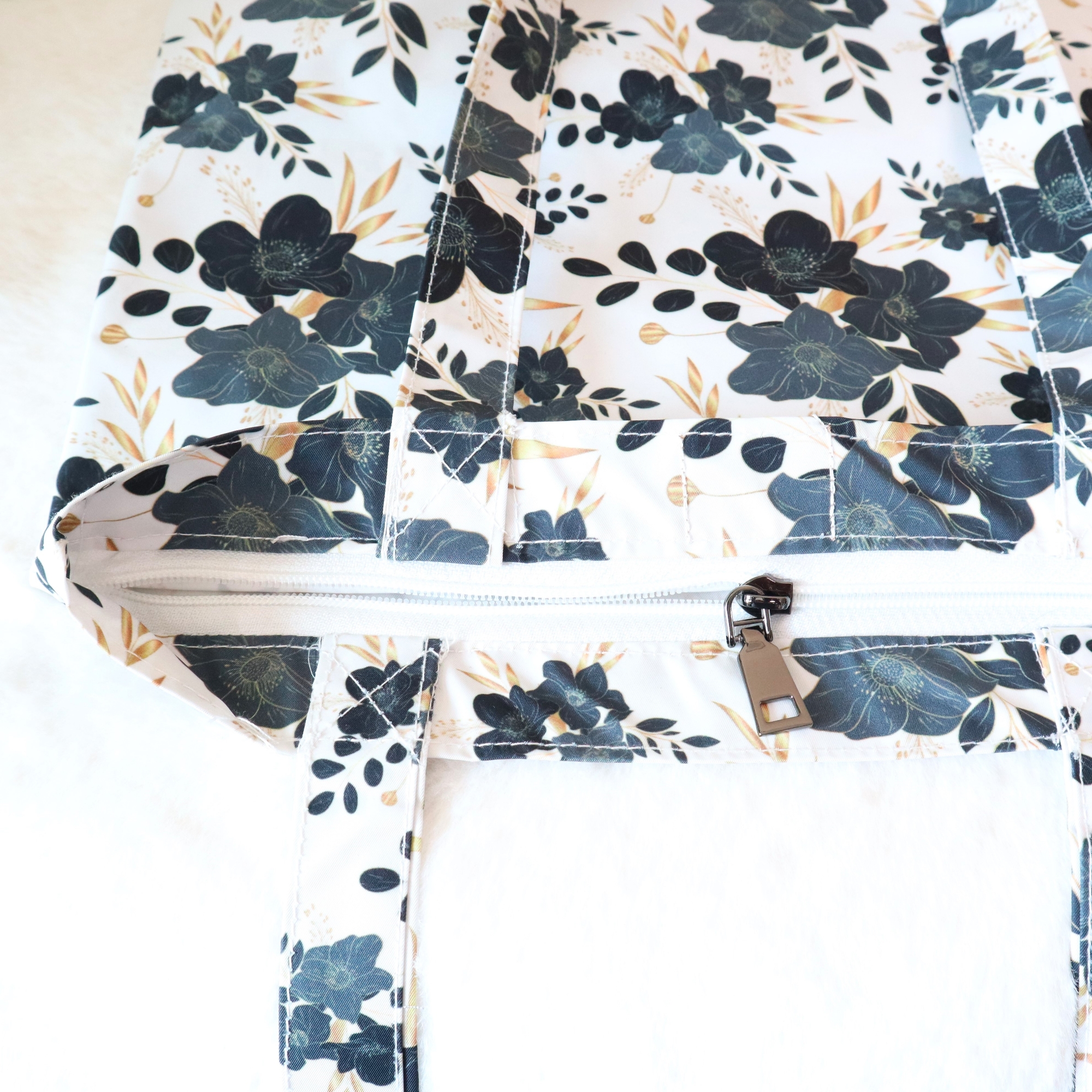 Picture of SamiaCrafts All-Over Print Tote Bag: Gelegant Minimalist Gold Floral Seamless Printed Tote Bag