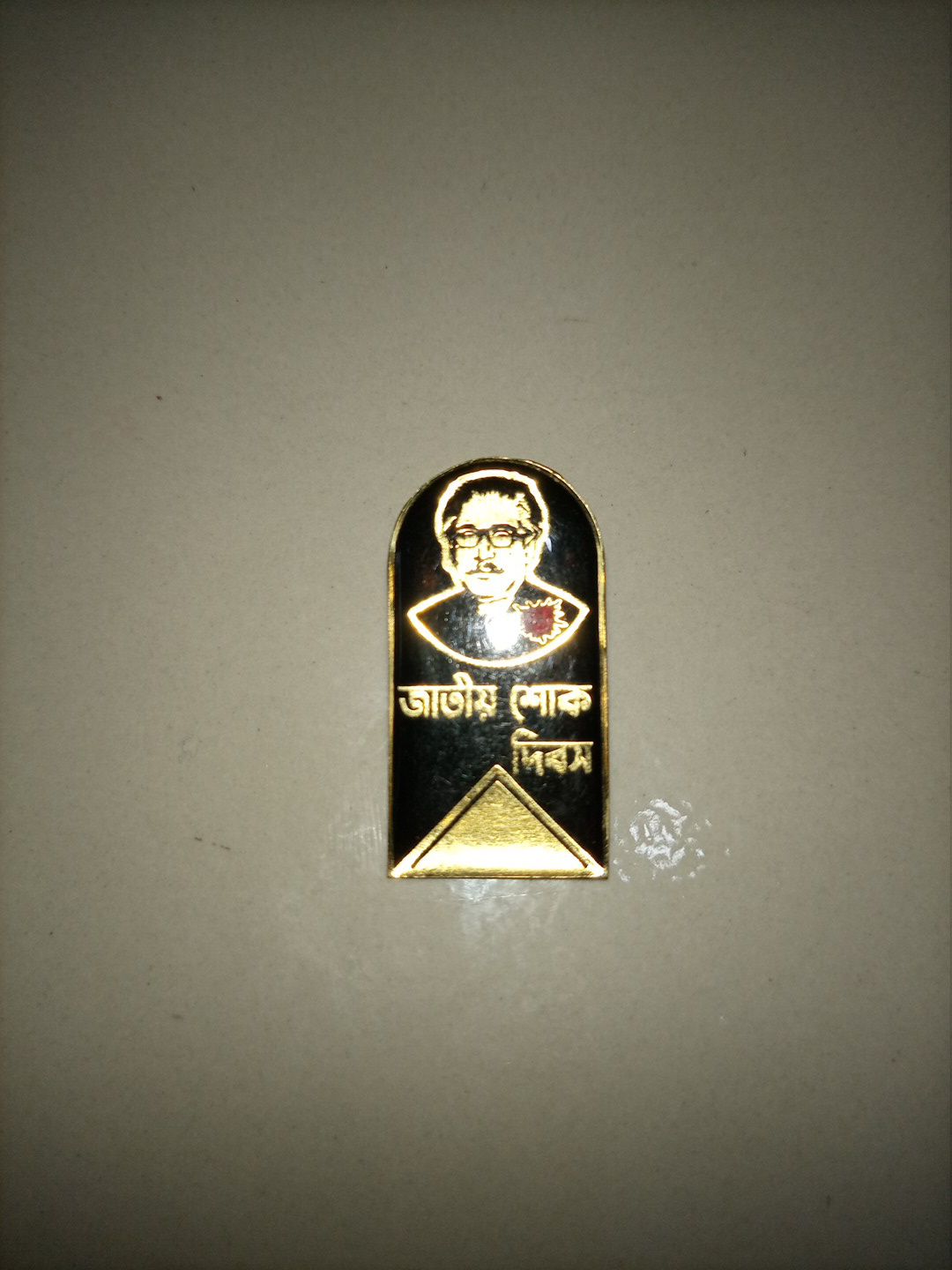 Picture of Gold Mujib Shook Debos Coat Pin with Silica Gel (01 pcs)