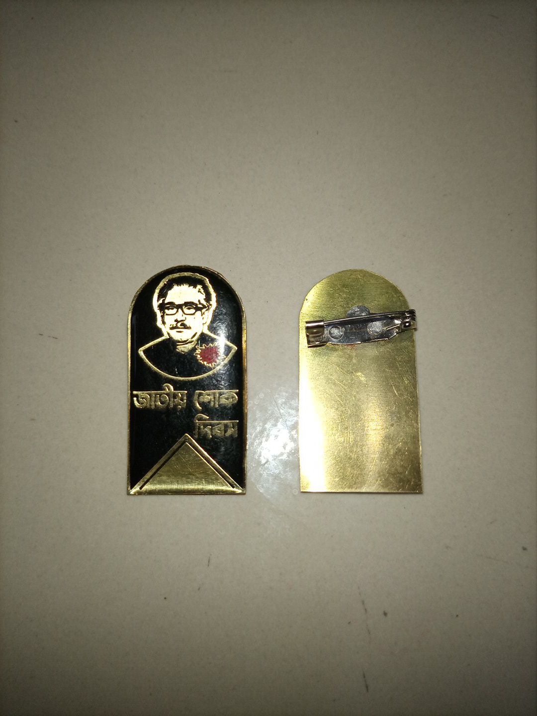 Picture of Gold Mujib Shook Debos Coat Pin with Silica Gel (01 pcs)