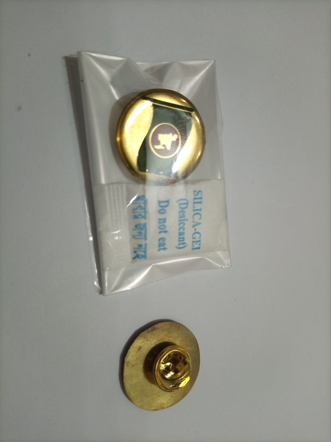 Picture of Golden Bangladesh Flag Coat Pin/ Hijab Pin with Silica Gel Broaches (01 pcs)