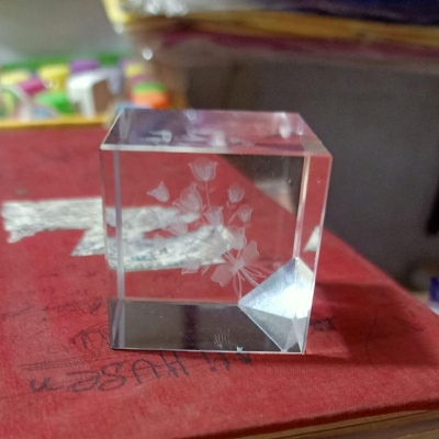Picture of Paper Weight Crystal square Shape small size-1pcs