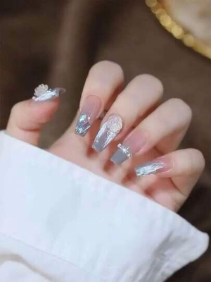 Picture of Beautiful Fake Nails for Women