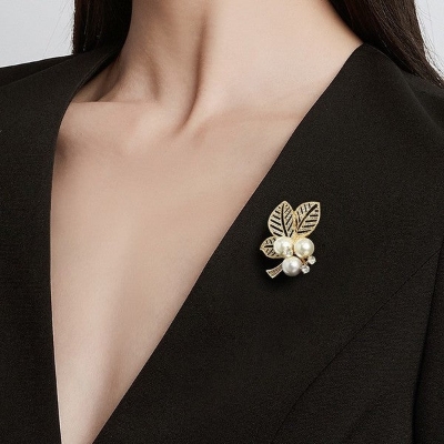 Picture of Pearl Anti-light Suit Fashion Atmospheric Brooch Pin Flower Sen Personality