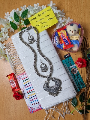 Picture of Saree Combo Gift Set With Love Chocolate Box (Valentine Special)