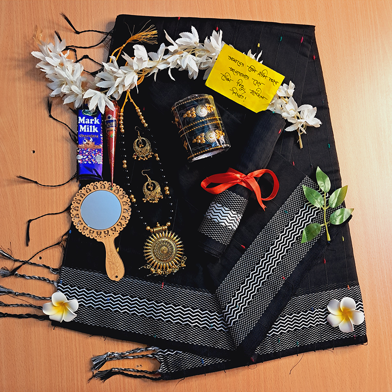 Picture of Exclusive Saree Combo Gift Set with Blouse Pcs For Gils and Women