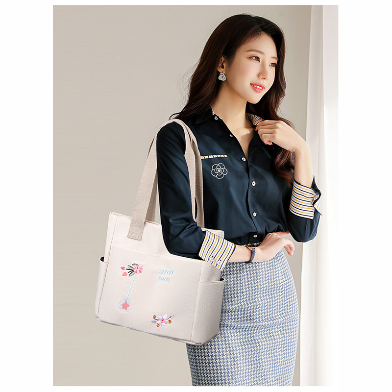 Picture of Stylish Embroidered Canvas Tote Bag (China Imported)