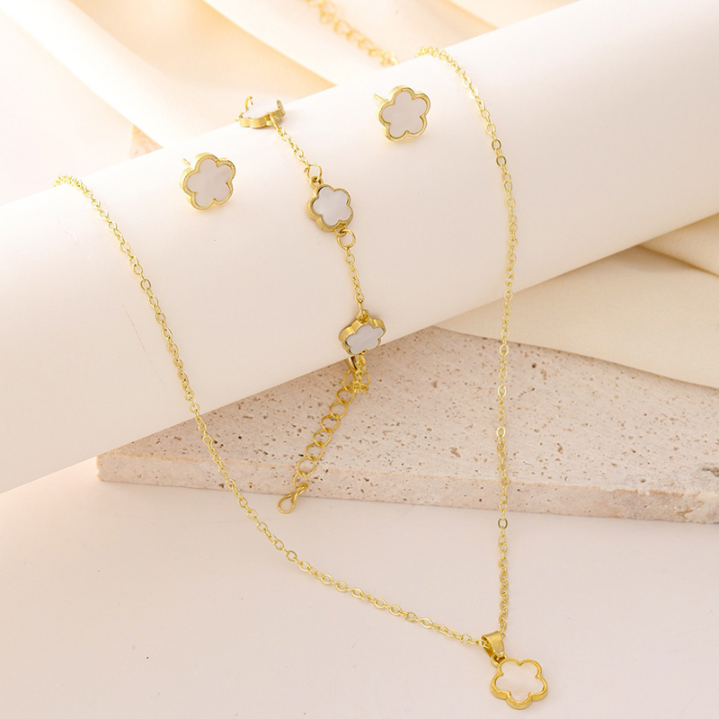 Picture of Cross-border hot selling lucky five-petal flower five-leaf clover earrings necklace three-piece European and American fashion five-leaf flower jewelry set