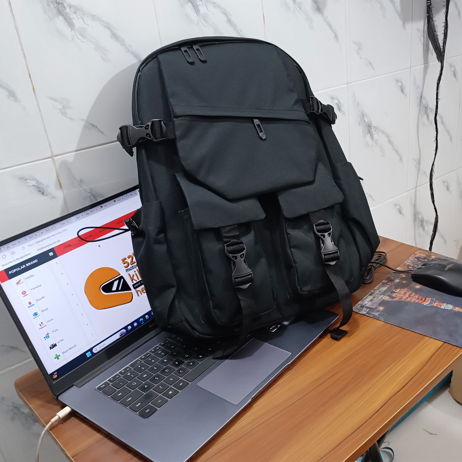 Picture of College-university backpack with laptop compartments, modern backpacks for students, backpacks for students, very modern backpack for young people