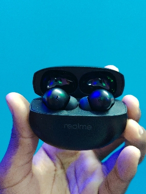 Picture of Realme tws - high quality - 600 mAh battery