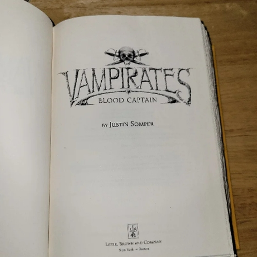 Picture of Blood Captain ( Vampirates #3 ) ( Book by Justin Somper ) ( Premium Paper and Matte Cover ) Novel