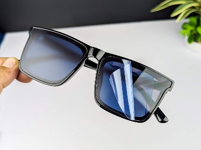 Picture of Carbon Poly  New Trendy Look Famous Very Stylish Black Sunglass for Men( Black )