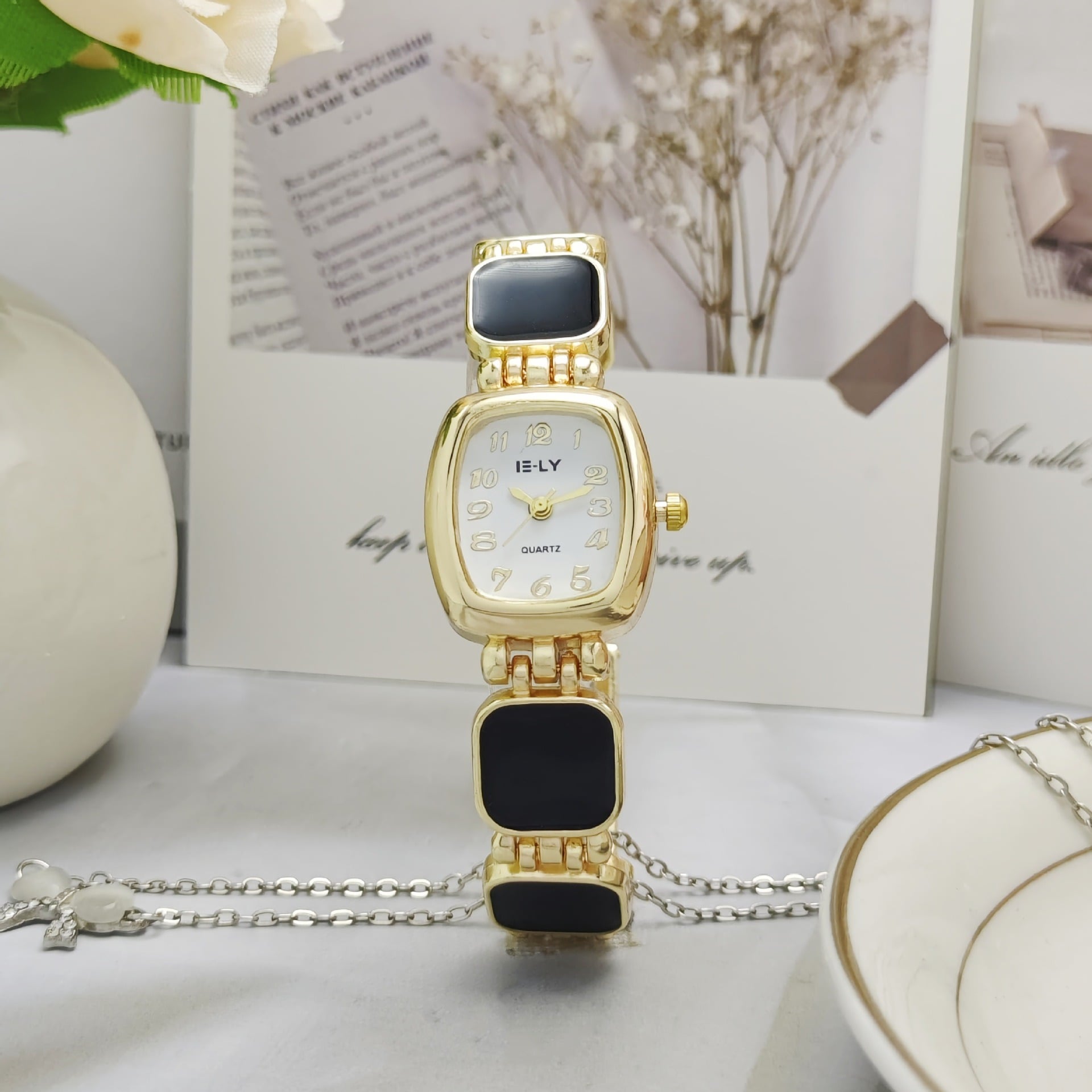 Picture of Luxury Fashion Stainless Steel Imported Wuartz Movement Ladies Wristwatch For Women